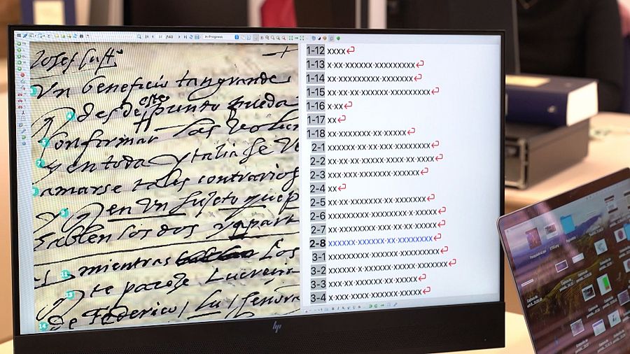 Una pantalla de ordenador con una imagen de manuscrito en la mitad izquierda y la otra mitad con una hoja de texto y números.