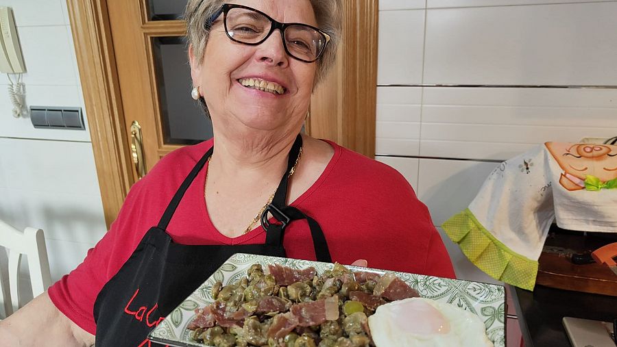 Adoración con el plato de habas fritas con jamón y huevo