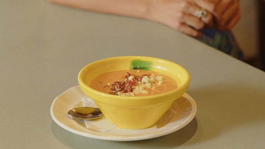 Típica mazamorra cordobesa servida en un cuenco