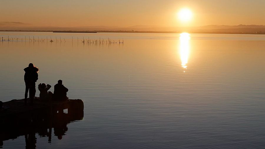 El sol poniente refleja sus últimos rayos de luz sobre las aguas de La Albufera