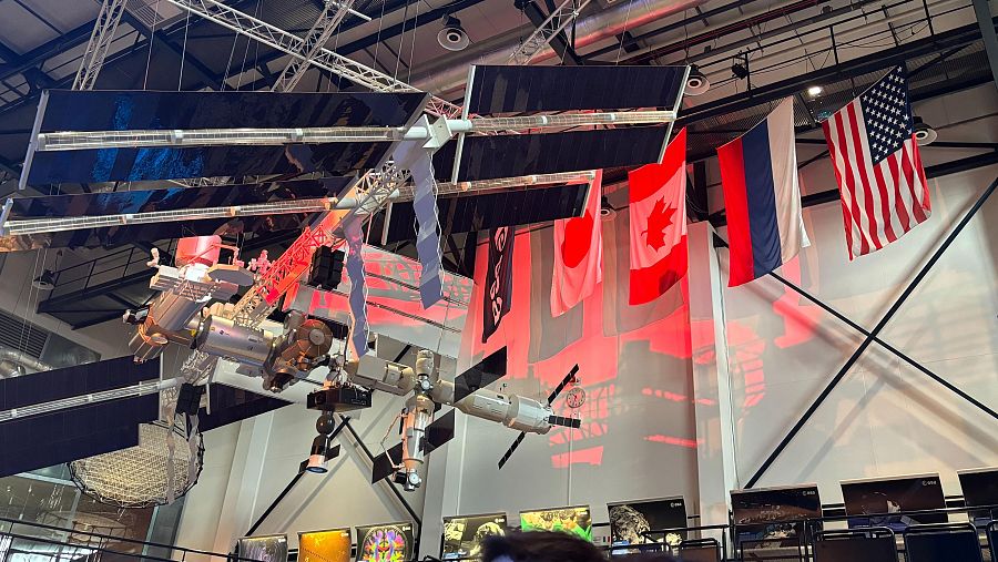 Banderas en la réplica de Colombus en el Centro Europeo de Investigación y Tecnología de la ESA