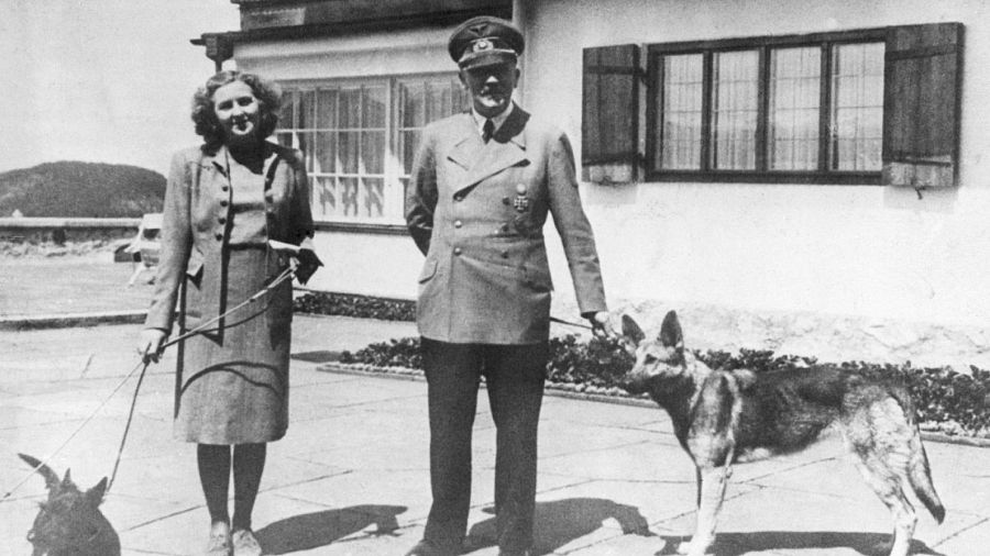 Adolf Hitler y su sobrina Geli Raubal, quien se suicidó a los 23 años