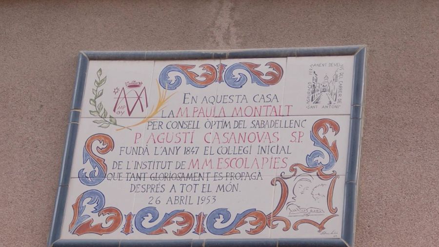 Al text commemoratiu de la placa es recorda l'any d'inauguració de les Escolàpies i el nom de la fundadora, M. Paula Montalt.