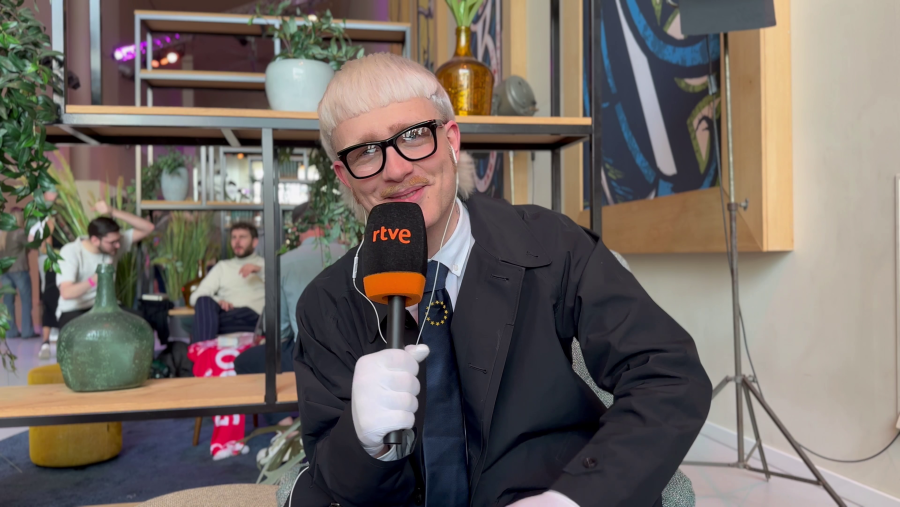 Joost Klein, representante de Países Bajos en Eurovisión 2024, durante la entrevista