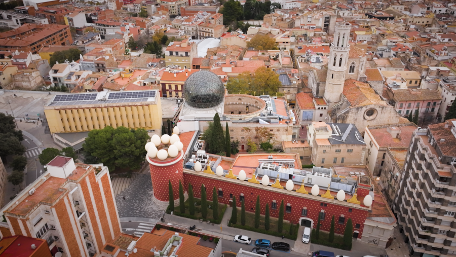 Vista aérea de la torre Galatea de Figueres, con sus característicos huevos.