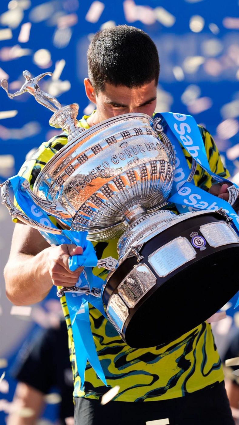 Carlos Alcaraz, aixecant la Copa del Godó en guanyar el grec Tsitsipas