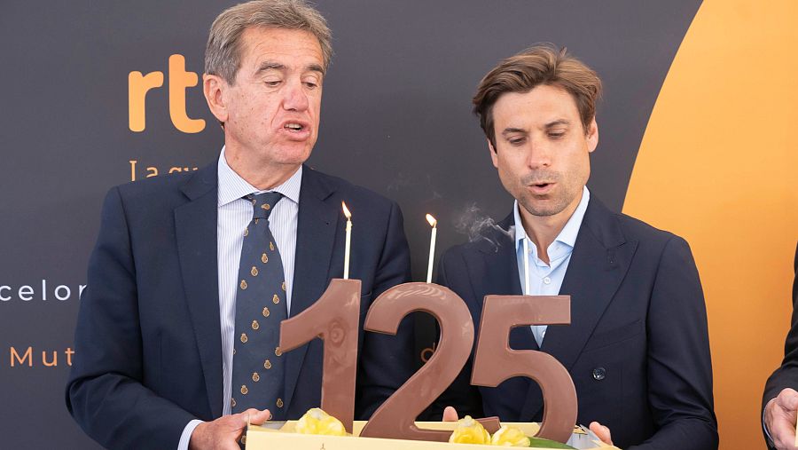 Jordi Cambra i David Ferrer bufant les espelmes del pastís