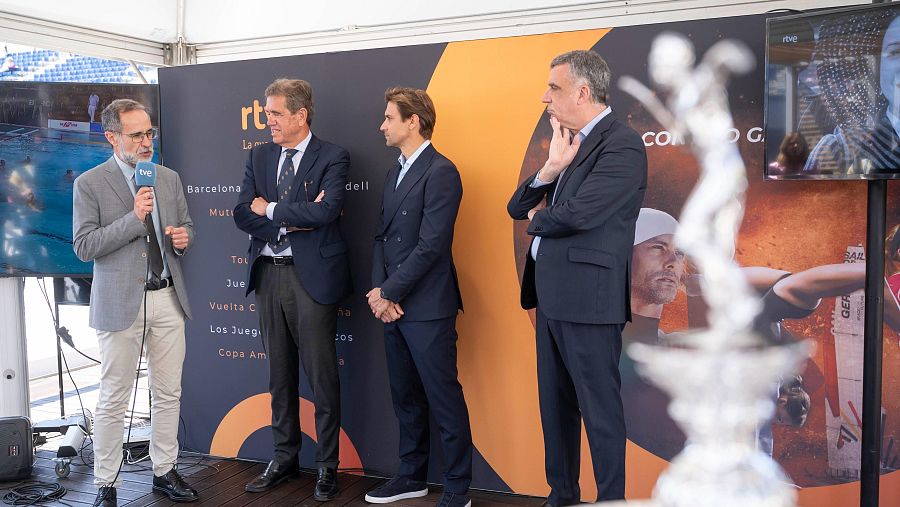 Esteve Crespo amb el micròfon acompanyat de Jordi Cambra, David Ferrer i Carles González