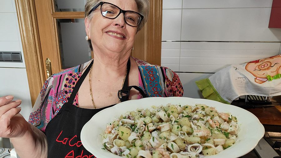 Adora con el plato de ensalada de patata