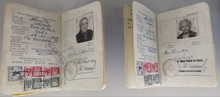 Pasaportes de Rafael Alberti y María Teresa León.