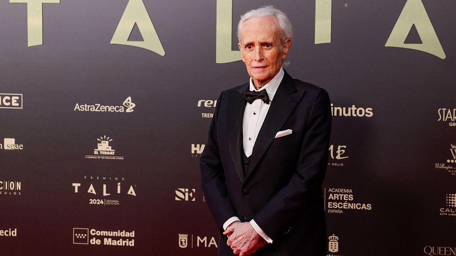 El tenor, compositor y director de orquesta José Carreras a su llegada a la entrega de los Premios Talía (EFE/Sergio Pérez)