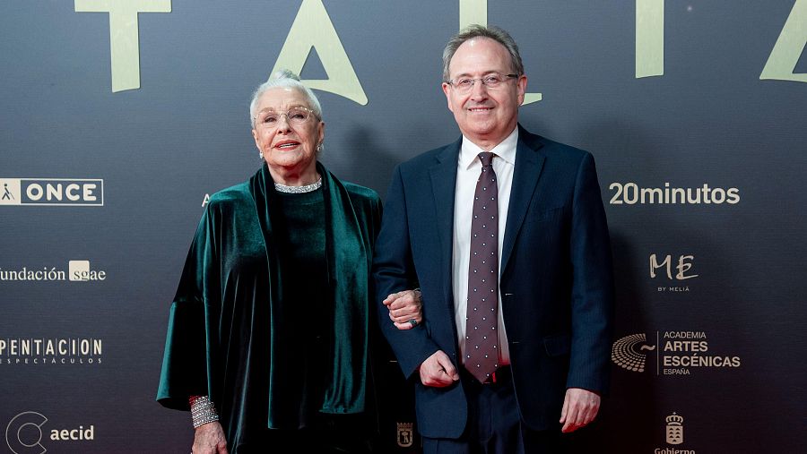 El productor de teatro Jesús F. Cimarro y la actriz Lola Herrera posan durante la alfombra roja de los Premios Talía 2024 (Gabriel Luengas/Europa Press)