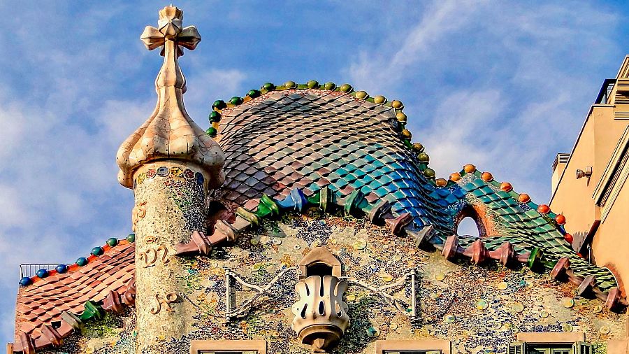 Les escates del drac son la teulada de la Casa Batlló, la llança blanca de Sant Jordi du la creu a l'empunyadura
