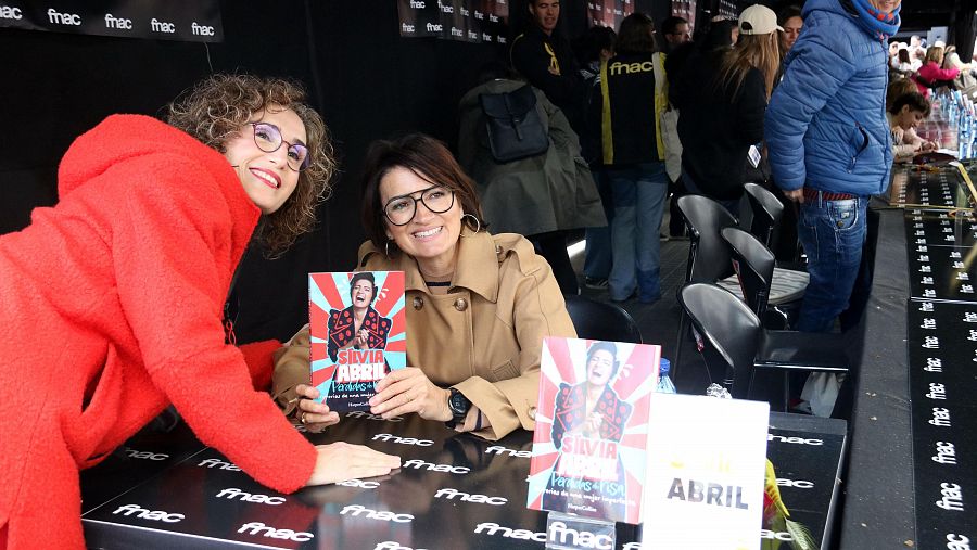 L'actriu i presentadora Sílvia Abril signant llibres per Sant Jordi
