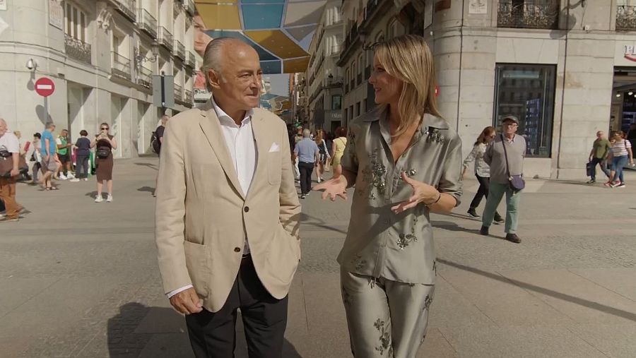 Eduardo de la Torre y Adrienne Chaballe pasean por la Puerta del Sol de Madrid