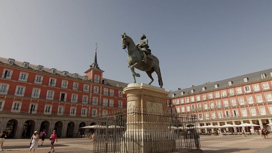 Aspecto de la Plaza Mayor de Madrid, con la estatua a Felipe III