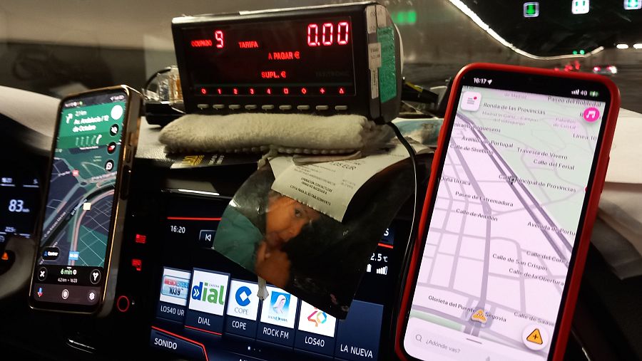 Marta Flores conduciendo su taxi por la noche