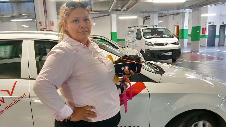 Marta Flores en el aparcamiento de un supermercado