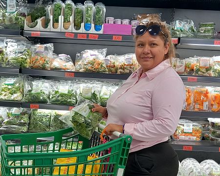 Marta hace una parada en el supermercado para comprar comida en jorbada laboral como taxista.
