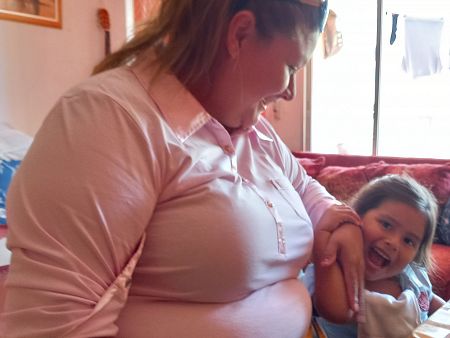 Marta Flores haciendo una parada para comer con su hija