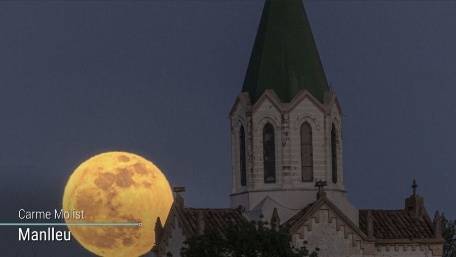 La Lluna Rosa acomiada la diada de Sant Jordi d’enguany