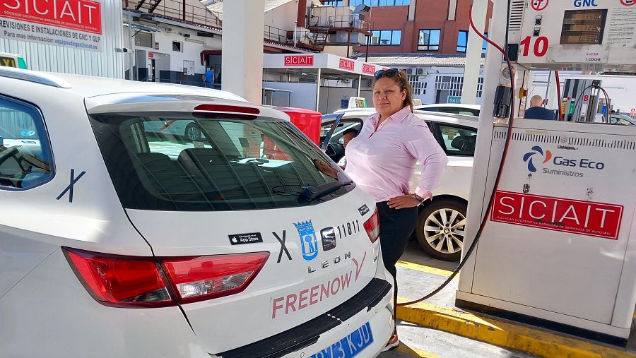 Marta Flores echa gas natural comprimido en una gasolinera de la cooperativa.