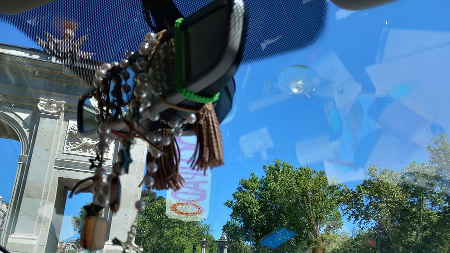 Marta Flores pasa por la puerta de Alcalá para recoger a un cliente