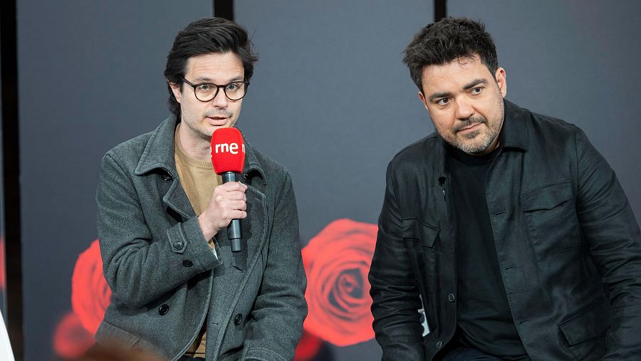 Alejandro Rojas i Carlos Torras asseguts amb el micro a la mà durant la roda de premsa