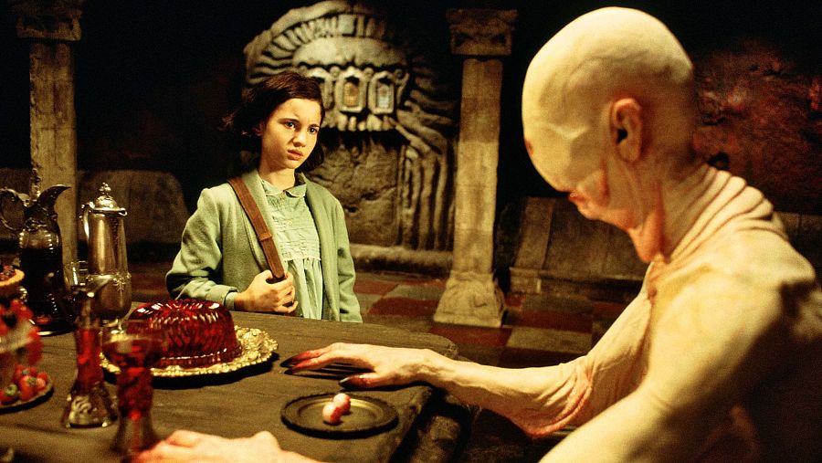 Ofelia con El hombre pálido en 'El laberinto del fauno'