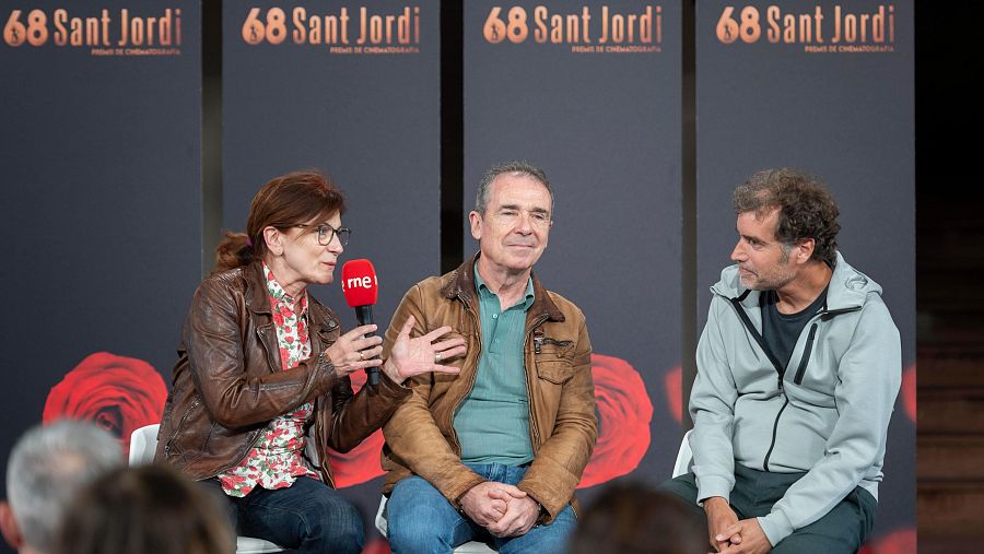 Paz Sufrategui, Santiago Tabernero i Félix Piñuela asseguts parlant durant la roda de premsa