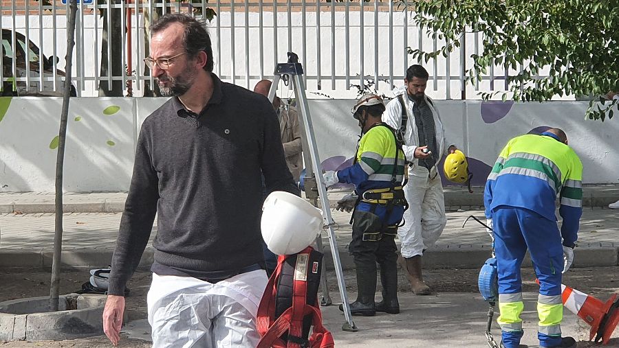 Un hombre preparado para descender al alcantarillado