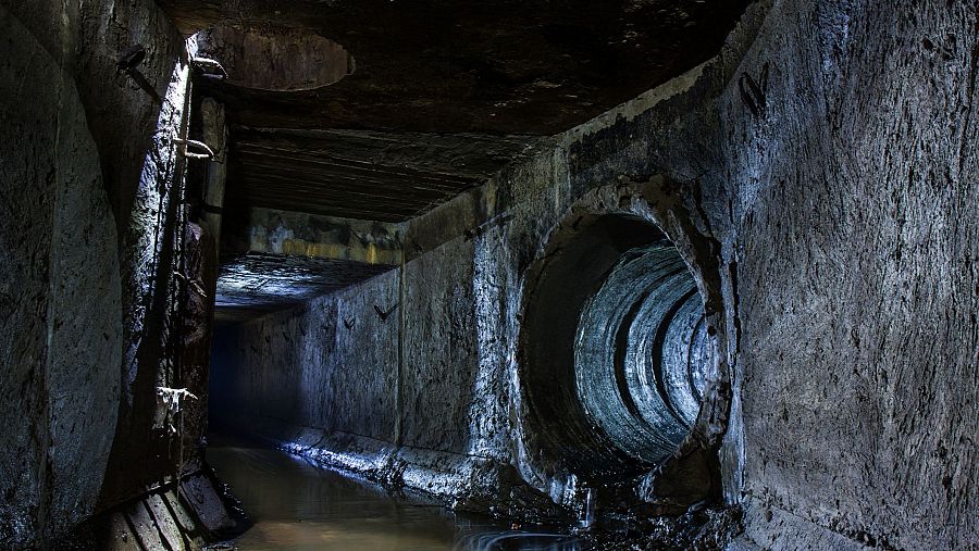 Interior de alcantarilla con aguas sucias