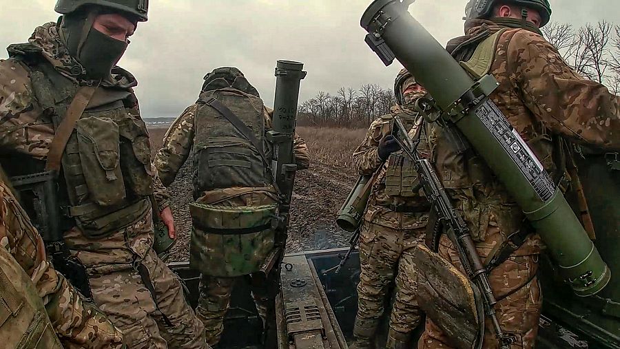 Captura de vídeo de soldados rusos sobre un vehículo blindado y en un lugar no revelado de Ucrania
