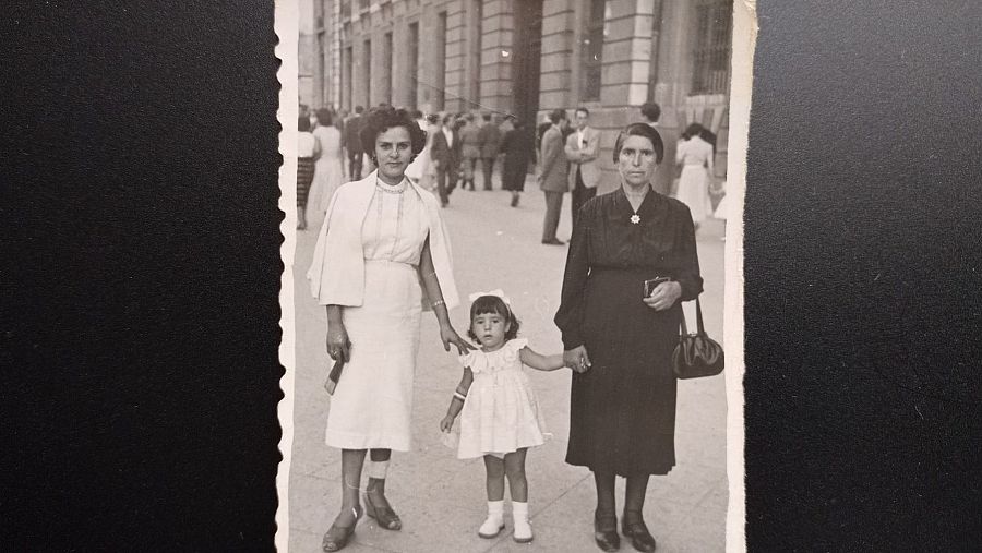 Irene, junto con su madre adoptiva y su abuela en 1956