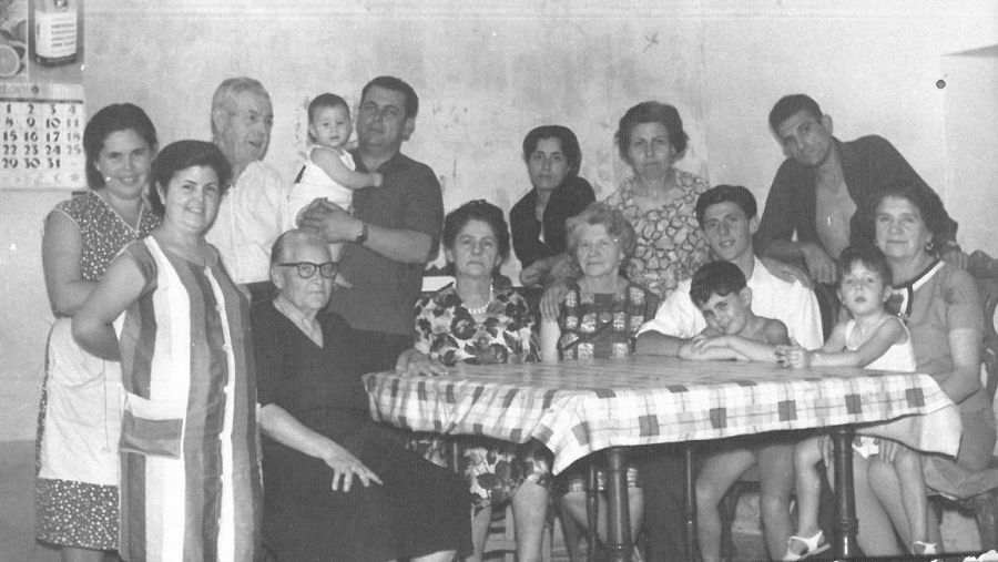 Una joven María José, a la derecha, en un retrato familiar de 1965