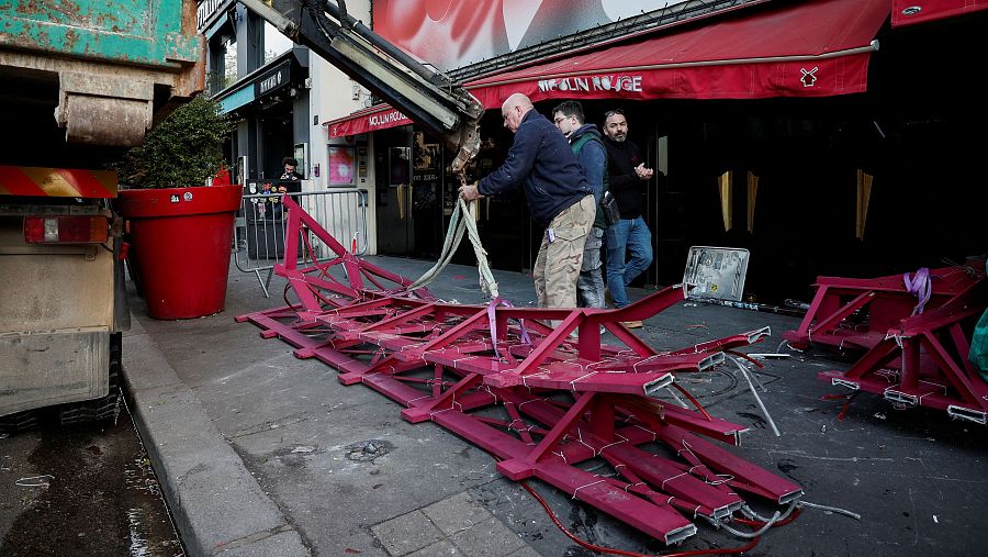 Se desploman las aspas del Moulin Rouge de París