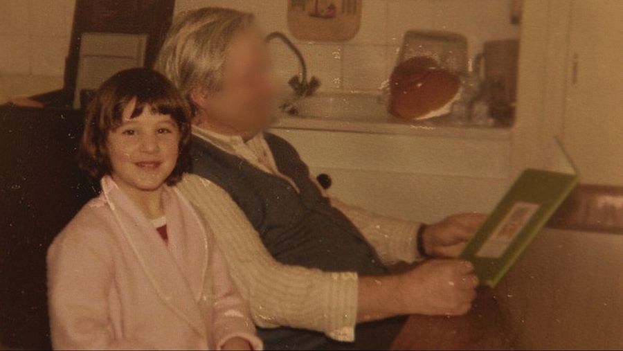 foto de una niña con un hombre con el rostro tapado