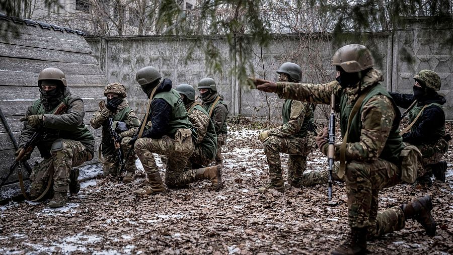Reclutas de la 3ª Brigada de Asalto Separada ucraniana reciben órdenes de un instructor en Kiev