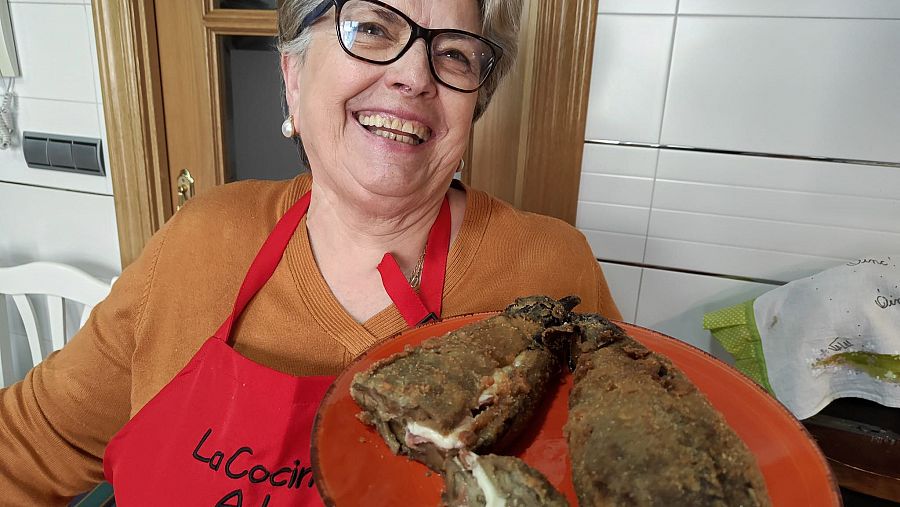 Adoración con el plato de cachopo de berenjena