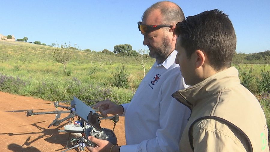 Técnicos establecen la ruta a seguir por el dron