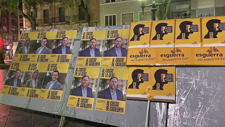 Cartells penjats per alguns dels funcionaris amb el lema 'Esquerra ho esguerra tot'