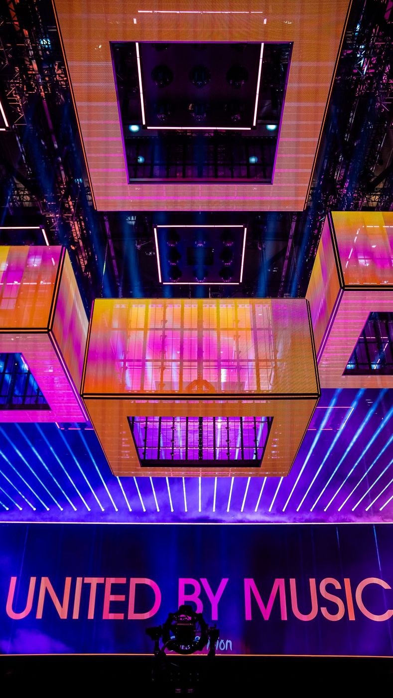 Los cinco cubos LED se erigen sobre el escenario del Malmö Arena