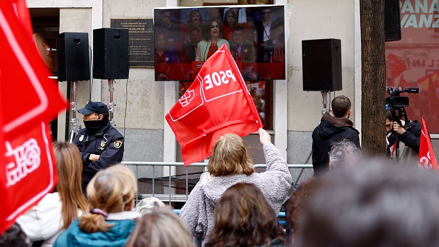 Simpatizantes del PSOE siguen por televisión la reunión del Comité Federal del partido