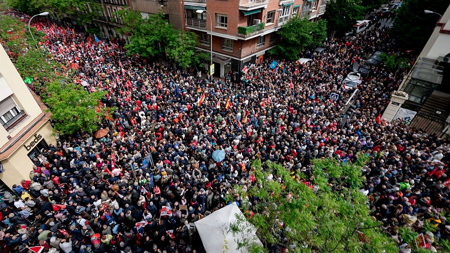 Multitudinaria concentración en Ferraz en apoyo de Pedro Sánchez