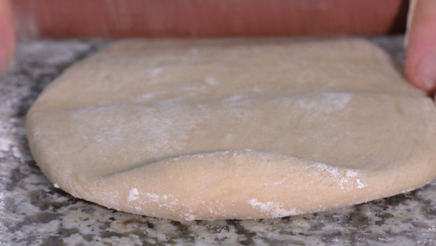 Estirar la masa con ayuda de un rodillo y dejarla reposar otros 10 minutos