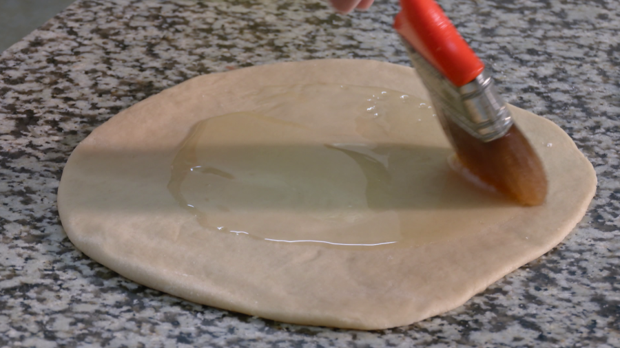 Untar un poco de aceite