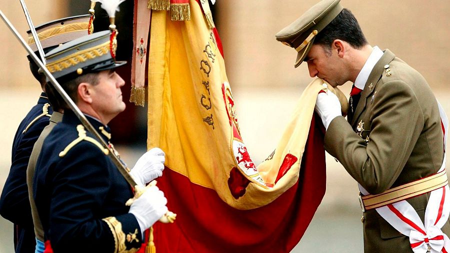 Felipe VI besa la bandera en su 25 aniversario