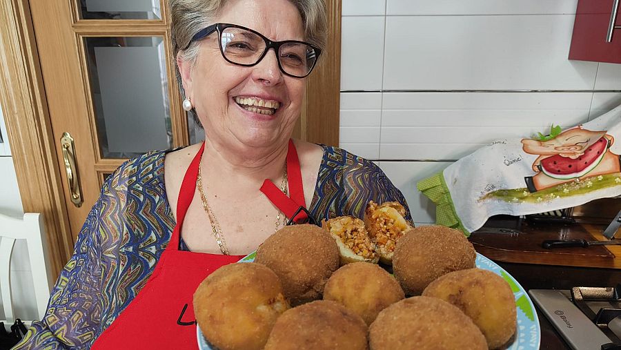 Adoración con el plato de bombas de patata rellena