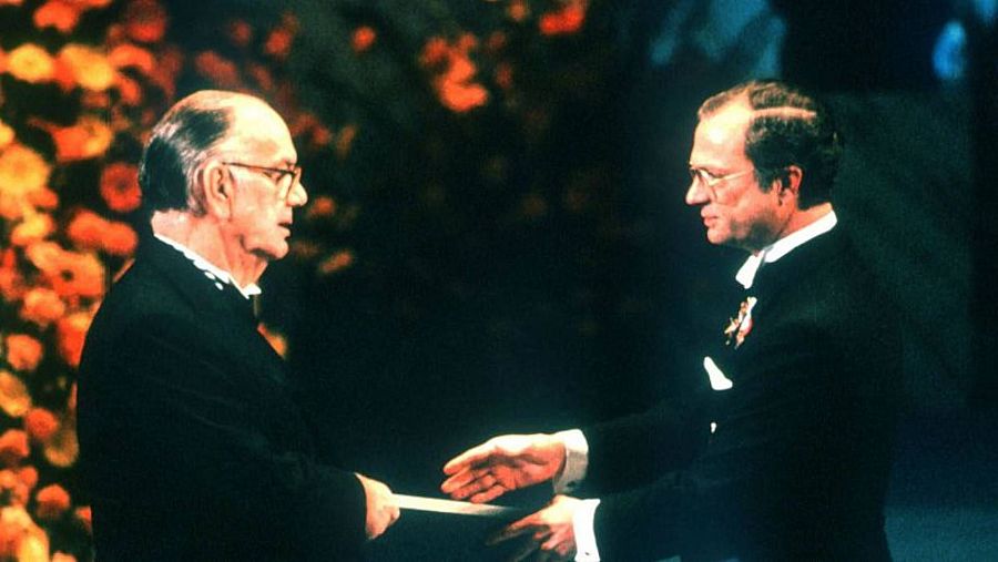 Camilo José Cela fue galardonado con el Premio Nobel de Literatura por su habilidad para retratar la realidad social y su maestría en la narrativa