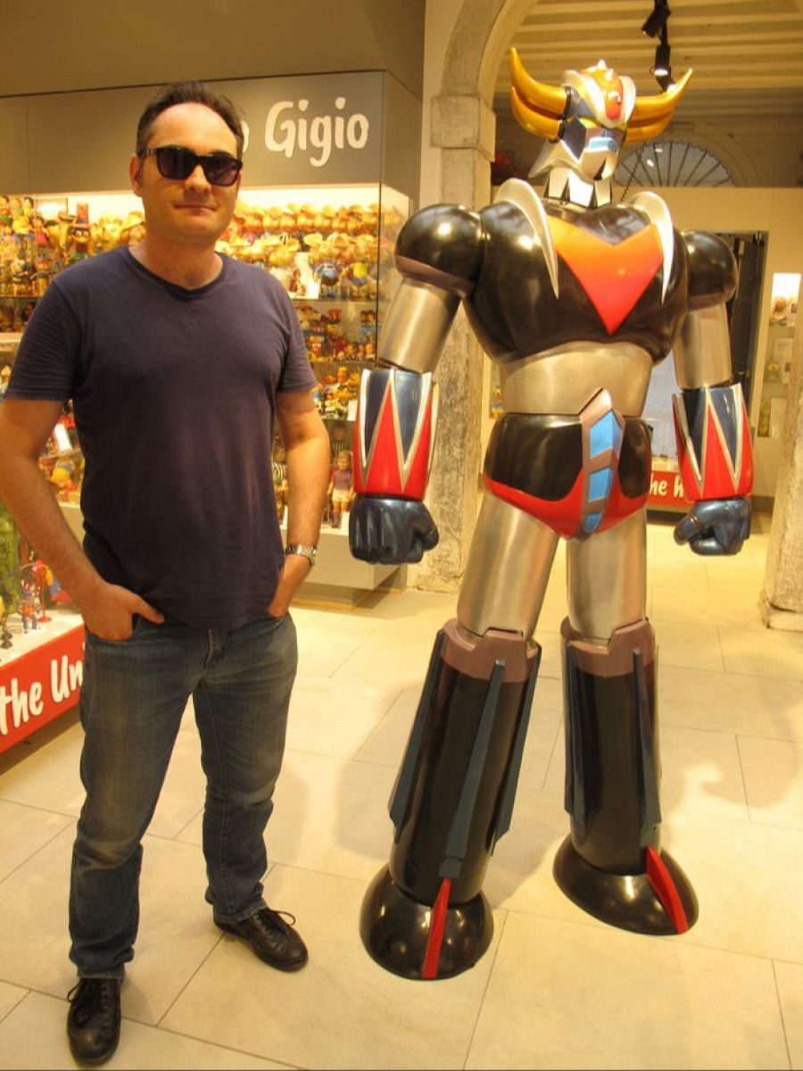 El escritor y dibujante toledano Héctor Caño junto a Mazinger Z en el interior del museo Creature di Goma, Venecia